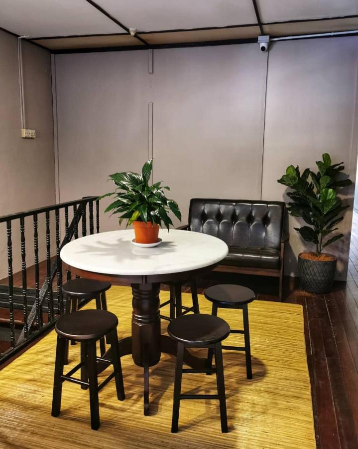 Treehouse Hostel Kuching Kültér fotó