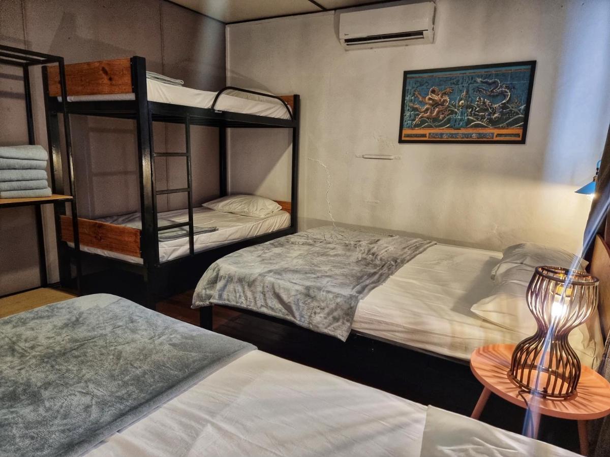 Treehouse Hostel Kuching Kültér fotó